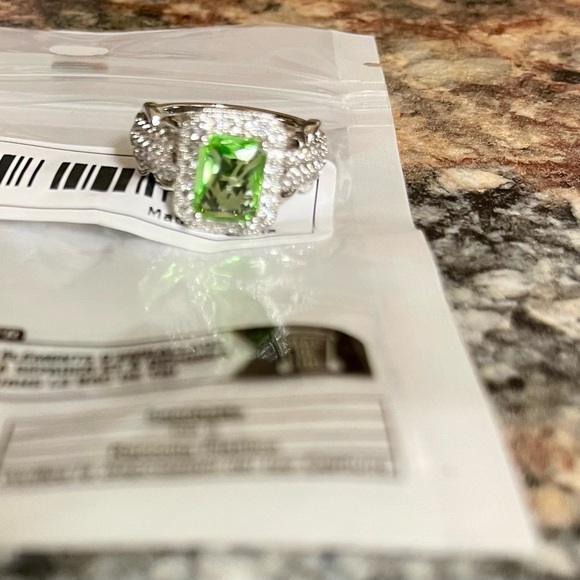 π₯2/$24 or 3/$30π₯Vintage Green Square cubic ziconia ring - Picture 8 of 9